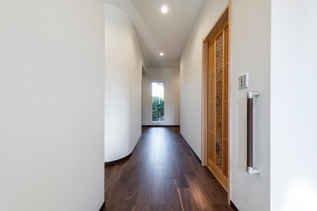 新日本ホームズ 【庭を眺めるリビング・組子扉・R壁の広々廊下・御影石の前室】こだわりが随所に詰まった平屋の建築実例画像4