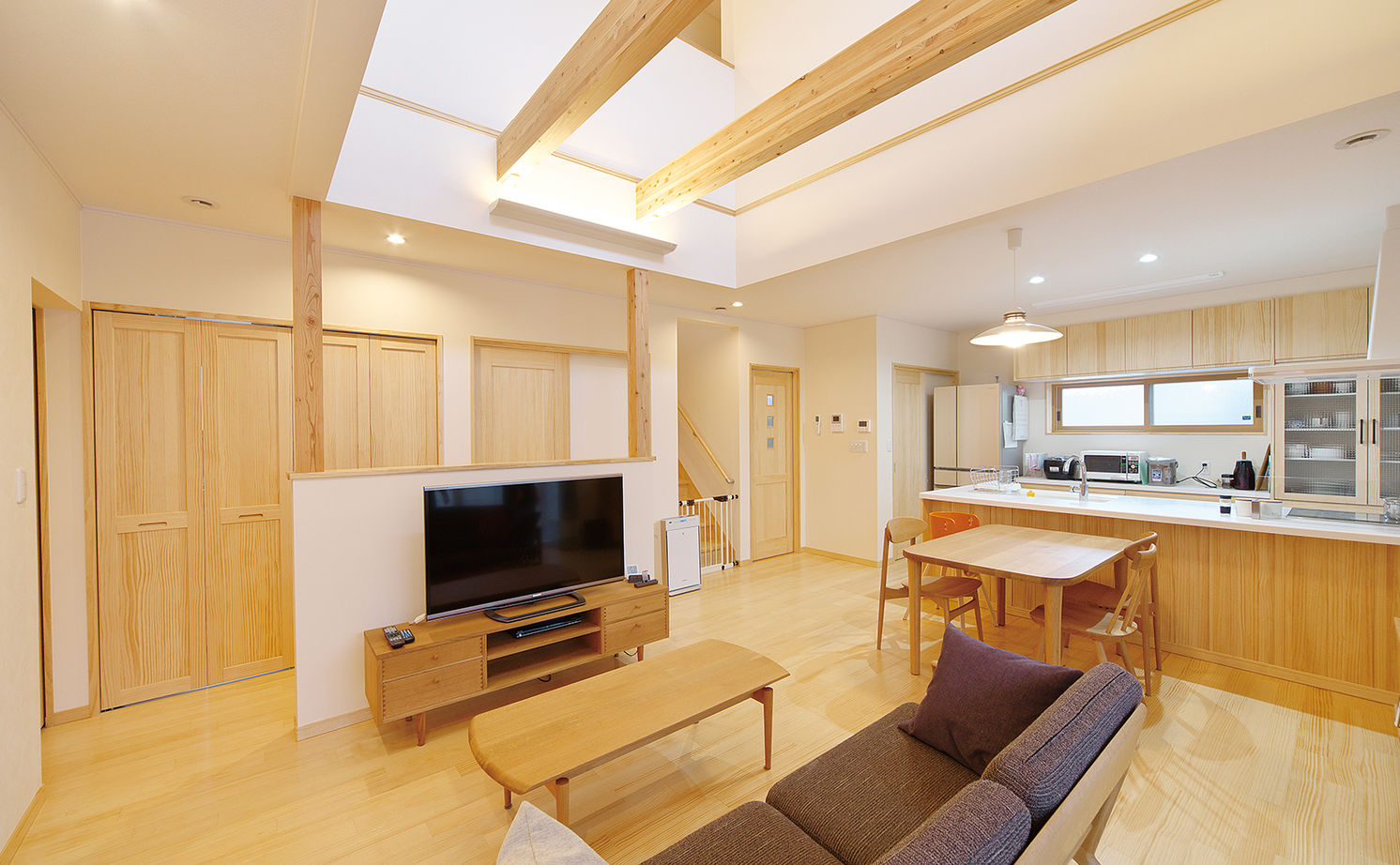 大東住宅 【2470万円/無垢の木の家/間取有】開放感いっぱい、動線・収納も理想通りの子育てしやすい家！の建築実例画像2