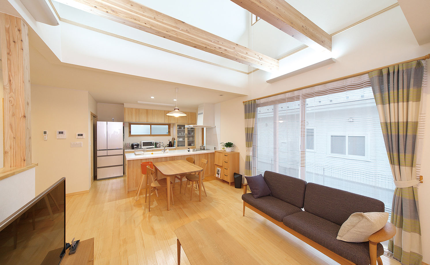 大東住宅 【2470万円/無垢の木の家/間取有】開放感いっぱい、動線・収納も理想通りの子育てしやすい家！の建築実例画像4