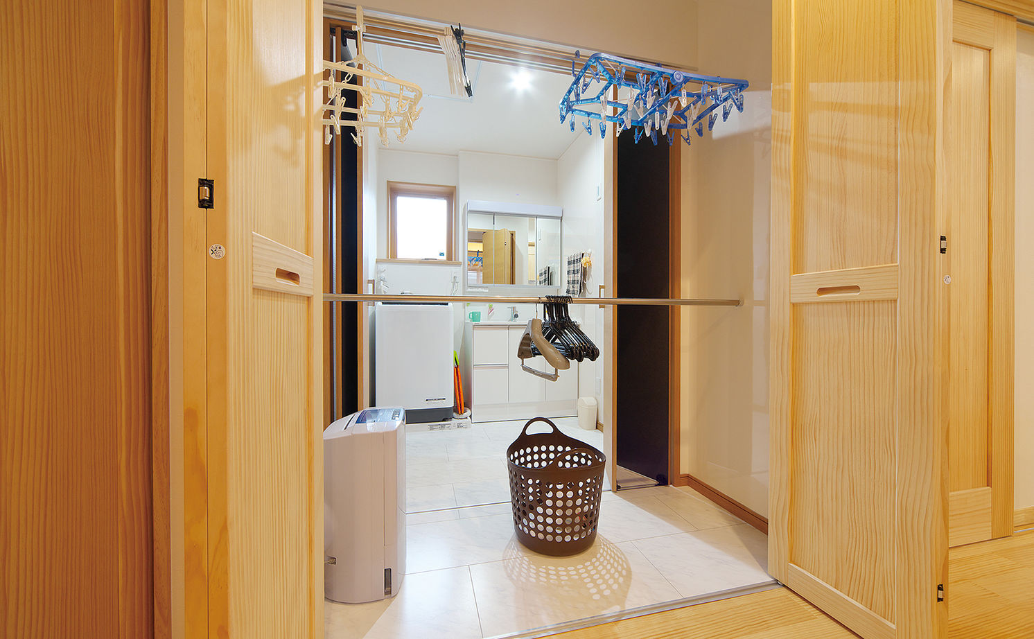 大東住宅 【2470万円/無垢の木の家/間取有】開放感いっぱい、動線・収納も理想通りの子育てしやすい家！の建築実例画像7