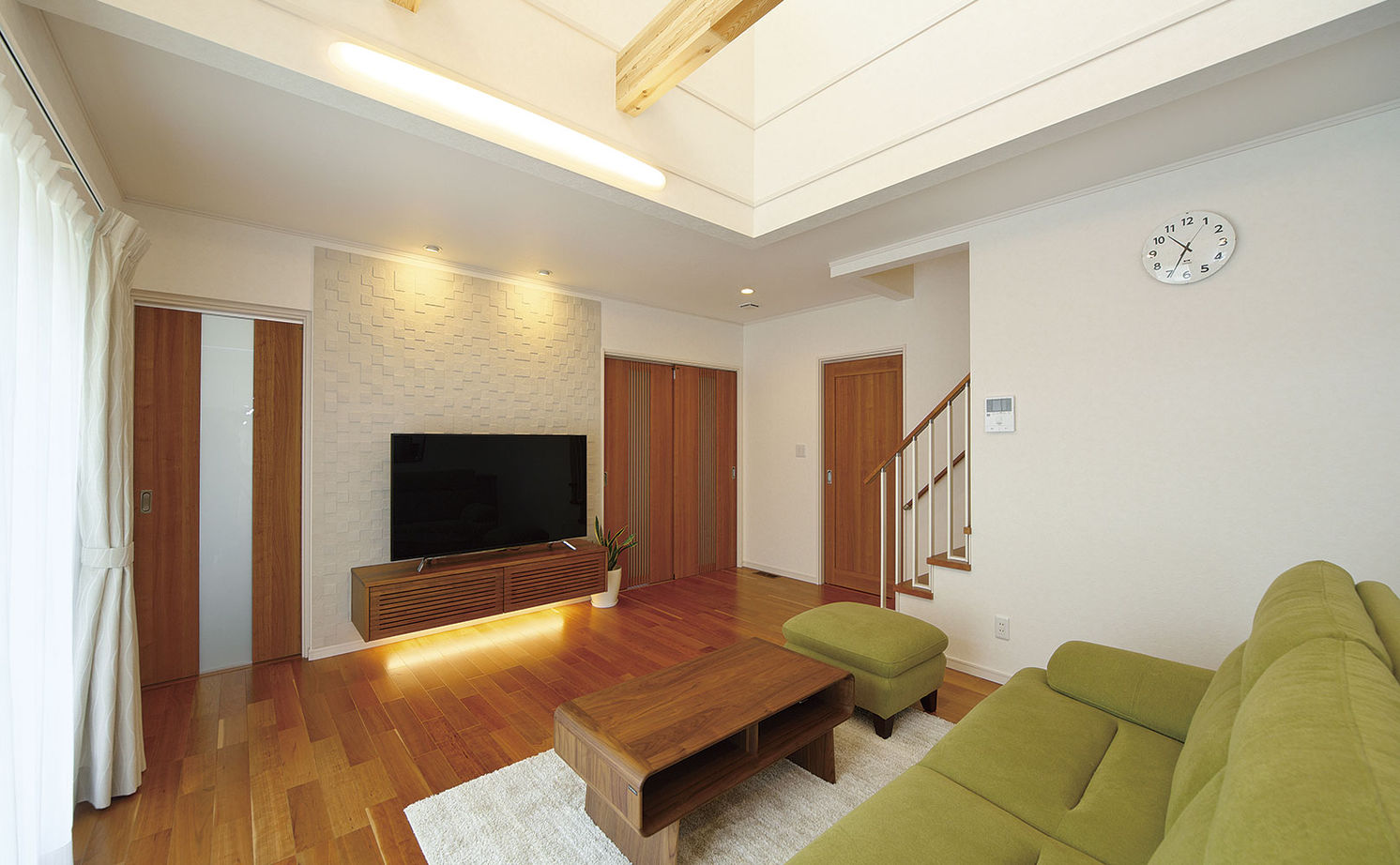 大東住宅 【2500万円/心安らぐ木の家/間取有】ナチュラルな色合いの箱型の家。爽やかな風を感じる住み心地の建築実例画像2