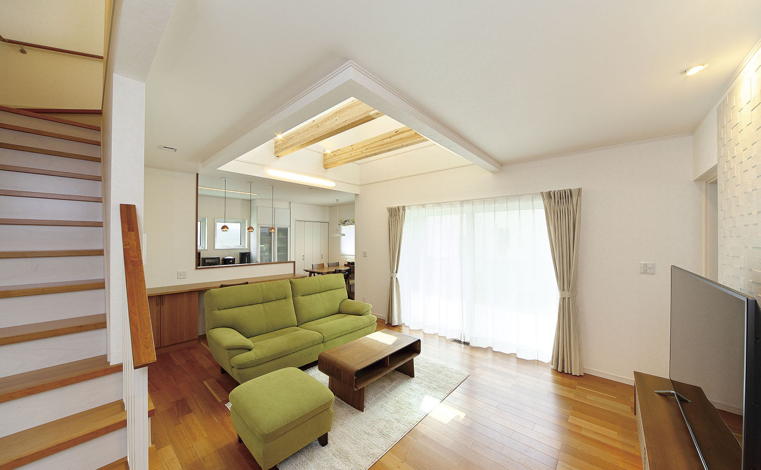 大東住宅 【2500万円/心安らぐ木の家/間取有】ナチュラルな色合いの箱型の家。爽やかな風を感じる住み心地の建築実例画像3