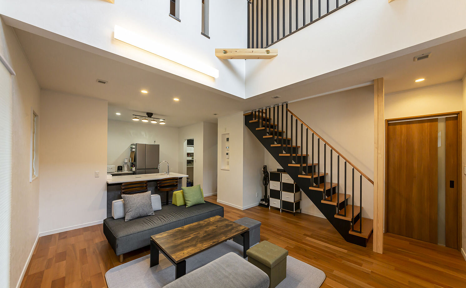 大東住宅 【2000万円台/吹抜け/リビング階段】開放感と木の香りに癒されるLDK。面積以上に広く感じる工夫にも注目の建築実例画像2