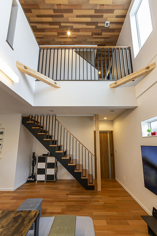 大東住宅 【2000万円台/吹抜け/リビング階段】開放感と木の香りに癒されるLDK。面積以上に広く感じる工夫にも注目の建築実例画像3