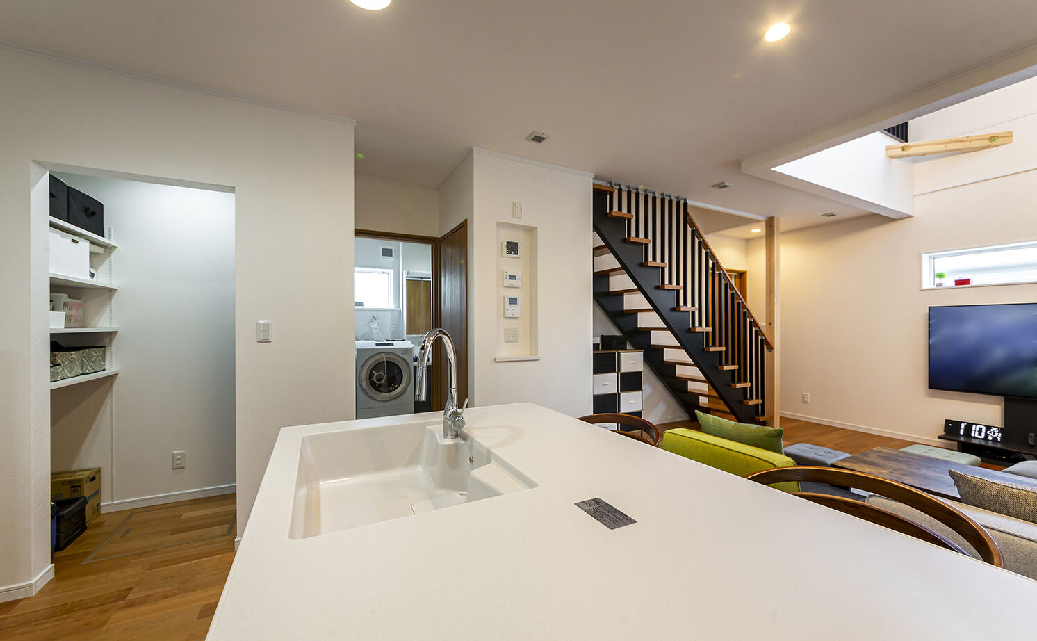 大東住宅 【2000万円台/吹抜け/リビング階段】開放感と木の香りに癒されるLDK。面積以上に広く感じる工夫にも注目の建築実例画像5