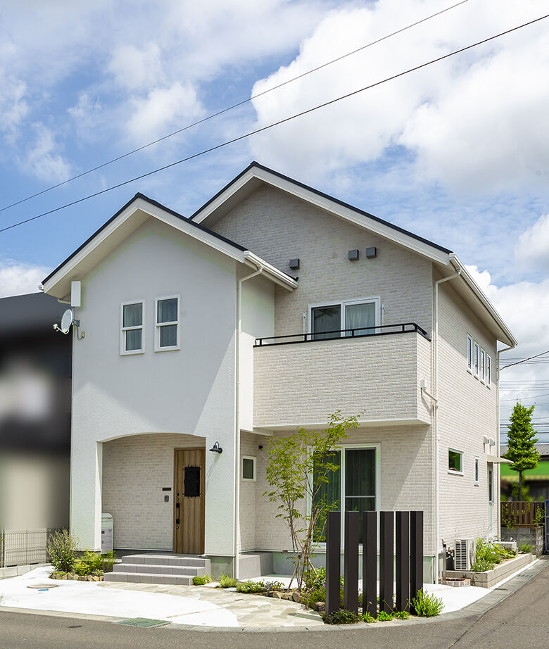 大東住宅 【2000万円台/小上がり・リビング階段/間取有】広々LDKがお気に入り！家事をラクにする工夫も満載の家の建築実例画像1