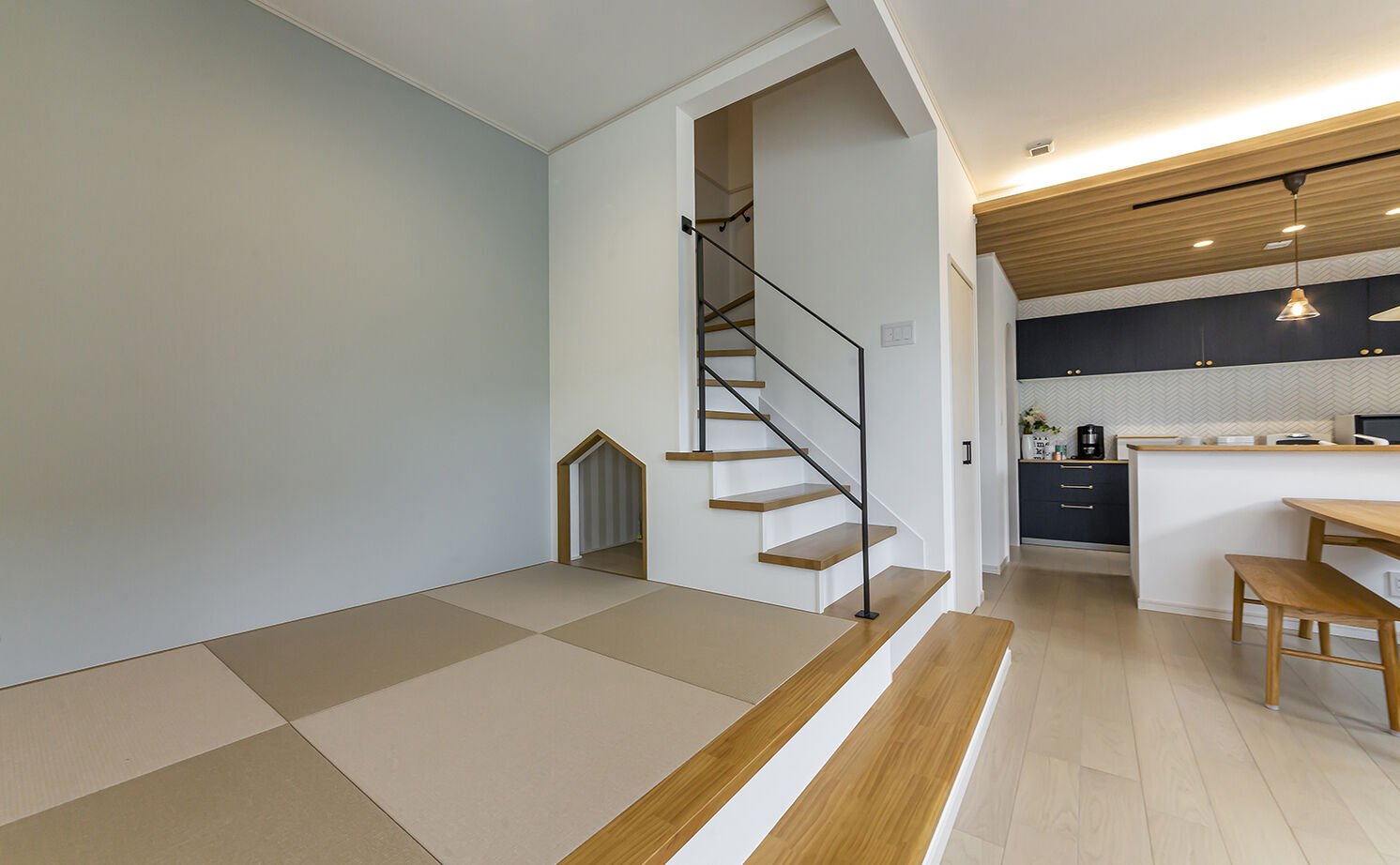 大東住宅 【2000万円台/小上がり・リビング階段/間取有】広々LDKがお気に入り！家事をラクにする工夫も満載の家の建築実例画像4