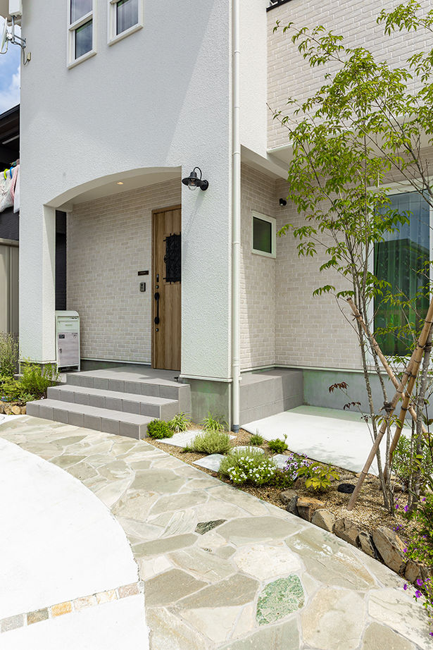 大東住宅 【2000万円台/小上がり・リビング階段/間取有】広々LDKがお気に入り！家事をラクにする工夫も満載の家の建築実例画像10