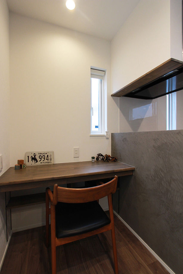 オフィスHanako ダークカラーでまとめられたこだわりのビンテージ風ハウスの建築実例画像3