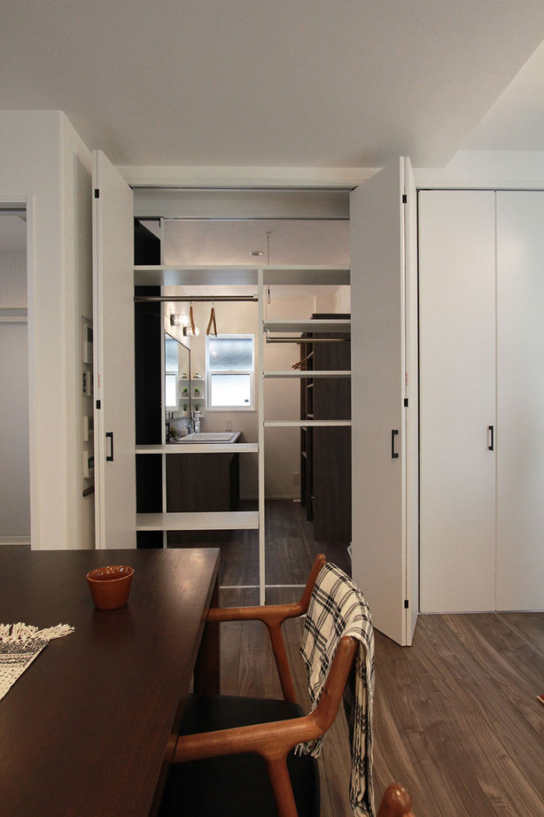 オフィスHanako ダークカラーでまとめられたこだわりのビンテージ風ハウスの建築実例画像4