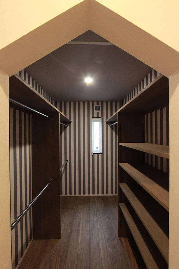 オフィスHanako ダークカラーでまとめられたこだわりのビンテージ風ハウスの建築実例画像7