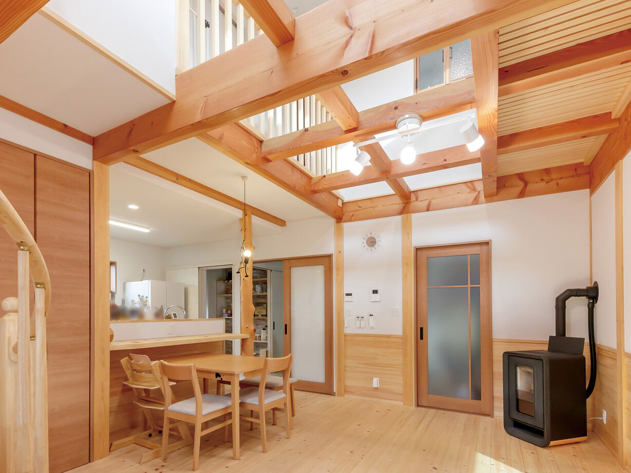 木楽自然工房　檜乃アットホーム 【2500～2599万円】木のらせん階段にペレットストーブも。家族が自然と集まるリビングがある無垢材の家の建築実例画像2