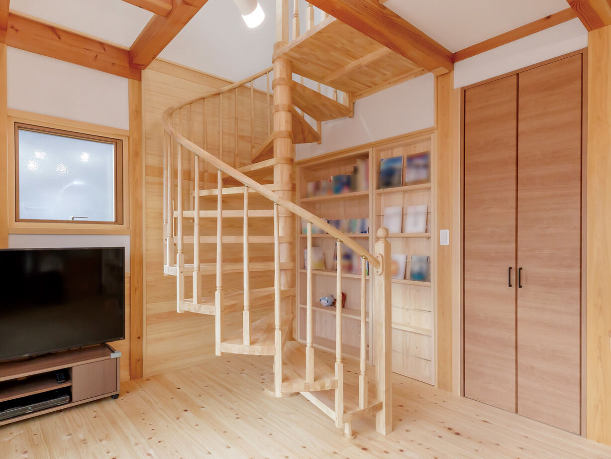 木楽自然工房　檜乃アットホーム 【2500～2599万円】木のらせん階段にペレットストーブも。家族が自然と集まるリビングがある無垢材の家の建築実例画像4