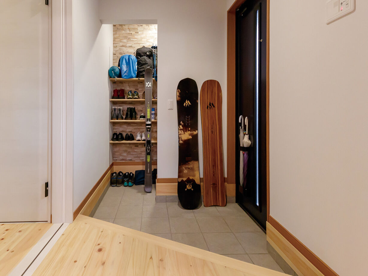 木楽自然工房　檜乃アットホーム 【2500～2599万円】木のらせん階段にペレットストーブも。家族が自然と集まるリビングがある無垢材の家の建築実例画像9