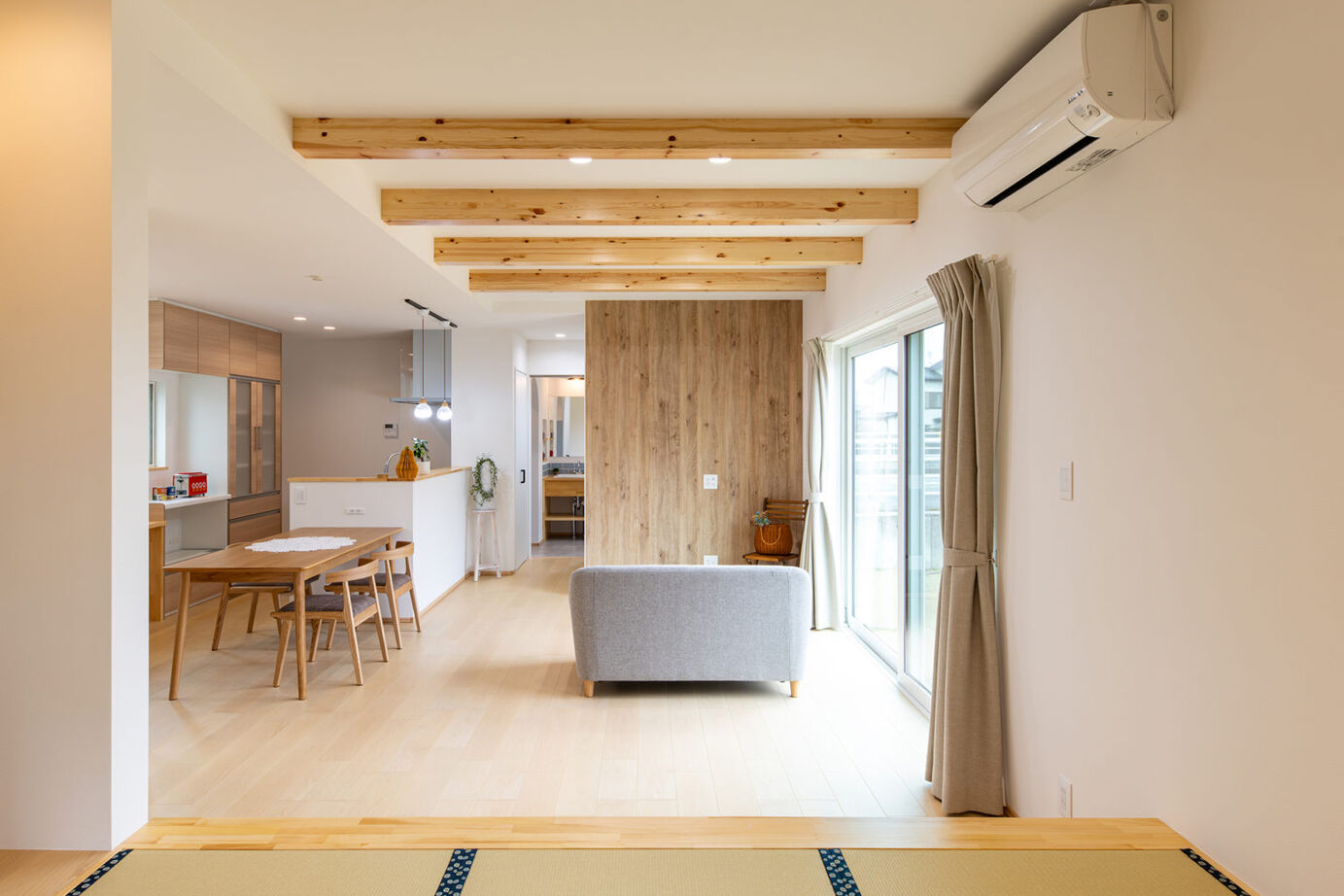 スタイルハウス 多彩な壁紙たちが遊び心あふれる自然素材の家の建築実例画像3