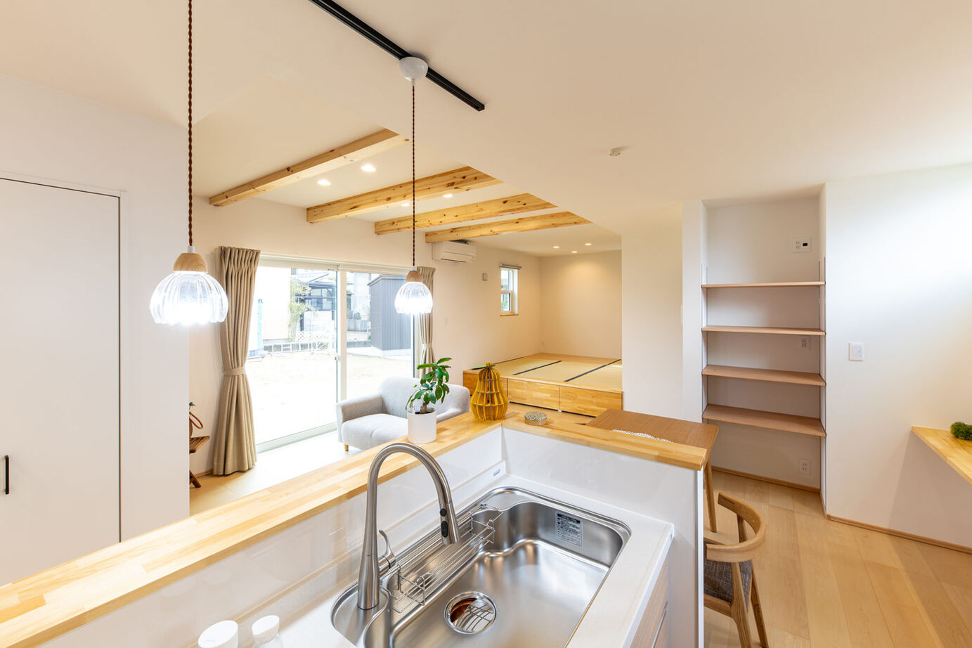 スタイルハウス 多彩な壁紙たちが遊び心あふれる自然素材の家の建築実例画像5