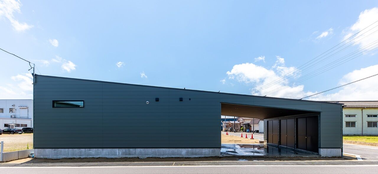 スタイルハウス ギャラリーのような洗練された平屋のガレージハウスの建築実例画像