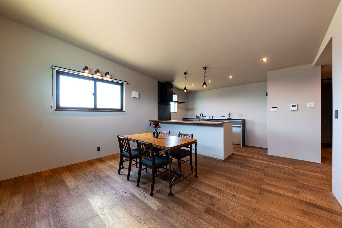 スタイルハウス ギャラリーのような洗練された平屋のガレージハウスの建築実例画像2