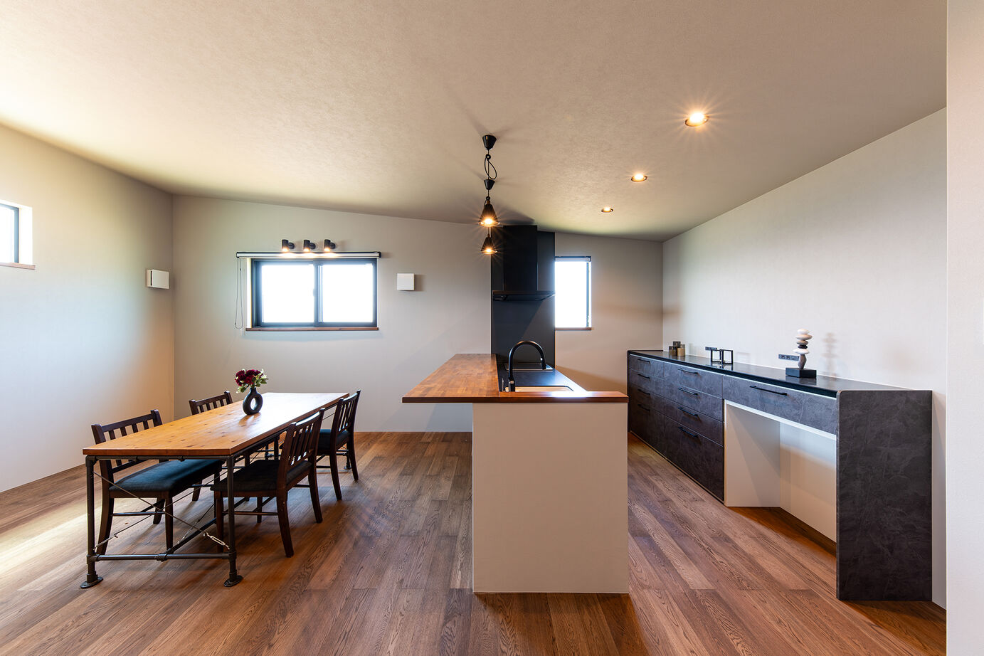 スタイルハウス ギャラリーのような洗練された平屋のガレージハウスの建築実例画像3