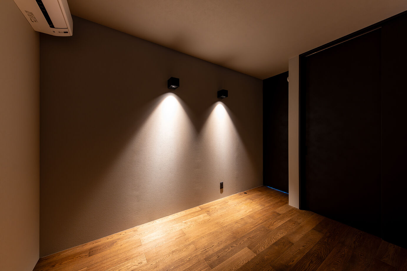 スタイルハウス ギャラリーのような洗練された平屋のガレージハウスの建築実例画像5