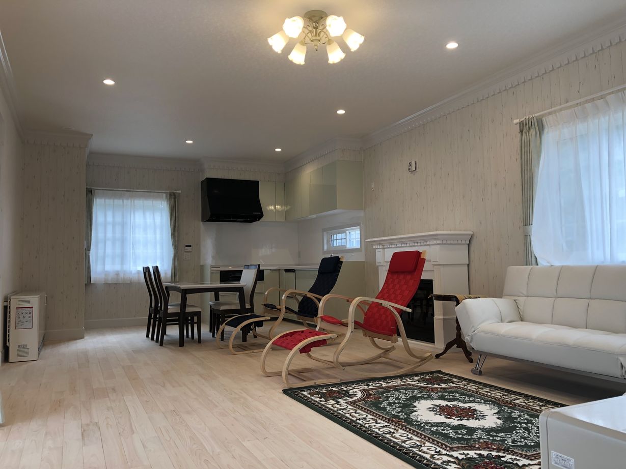 シスクホーム 【平屋/輸入住宅/中庭/暖炉/愛犬と暮らす】四季の移ろいを感じる暮らしを。軽井沢の空気を感じての建築実例画像2