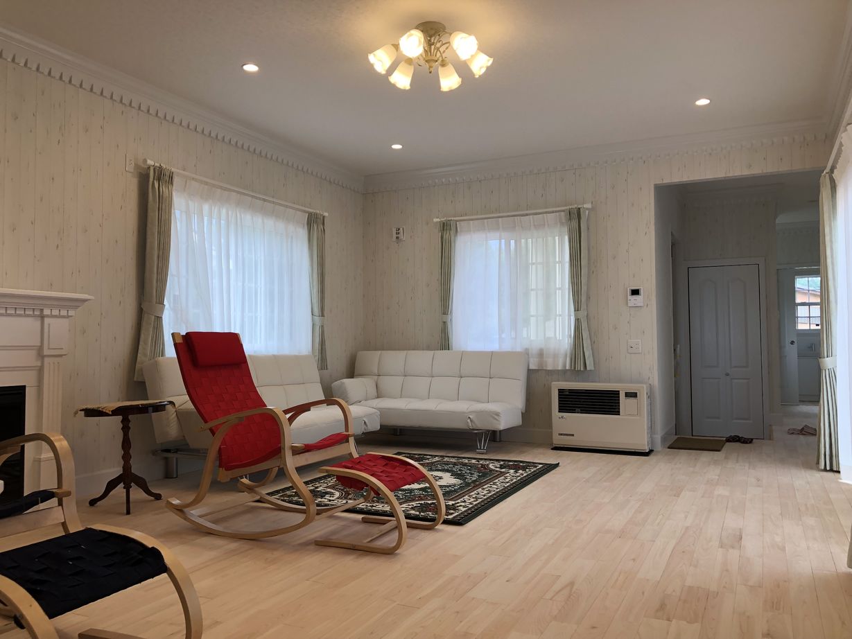 シスクホーム 【平屋/輸入住宅/中庭/暖炉/愛犬と暮らす】四季の移ろいを感じる暮らしを。軽井沢の空気を感じての建築実例画像3