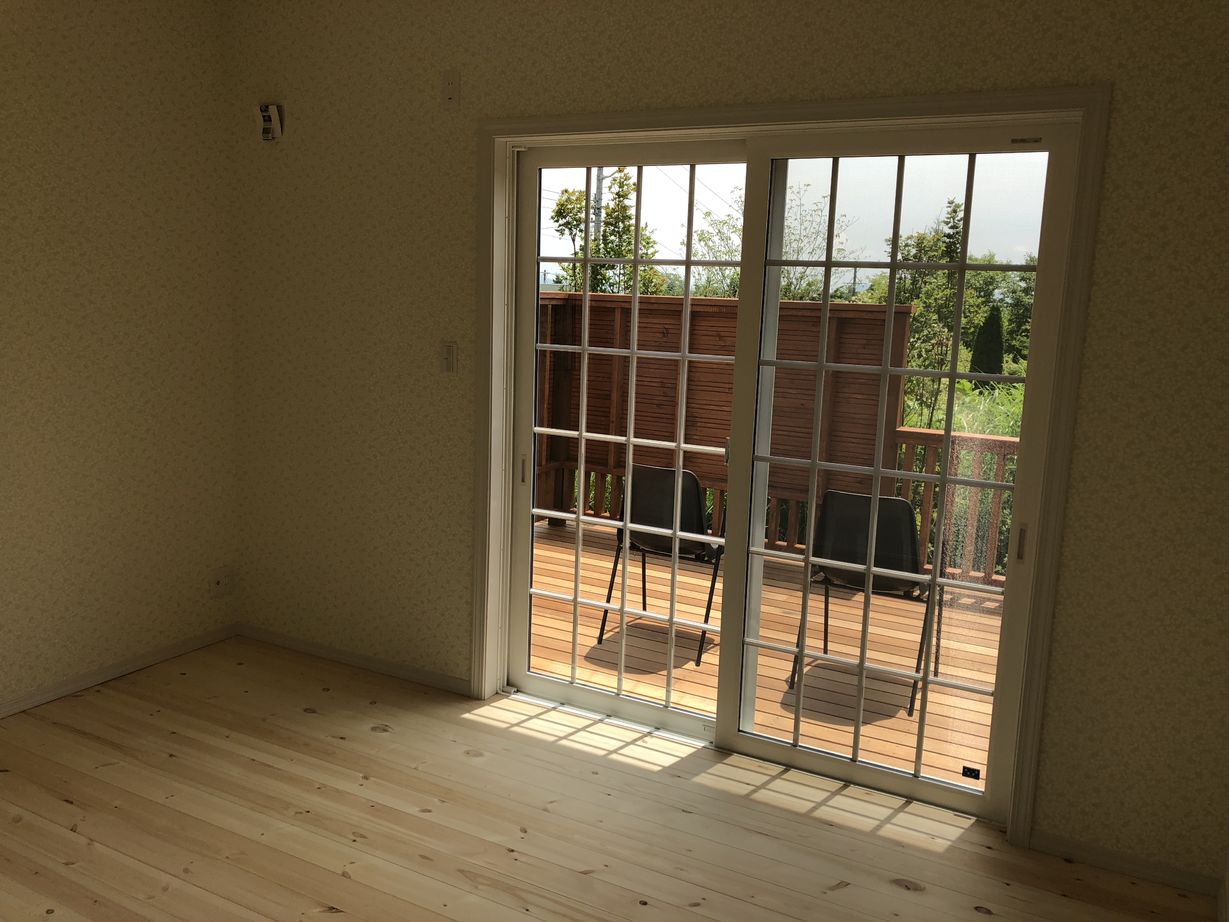 シスクホーム 【平屋/輸入住宅/中庭/暖炉/愛犬と暮らす】四季の移ろいを感じる暮らしを。軽井沢の空気を感じての建築実例画像6