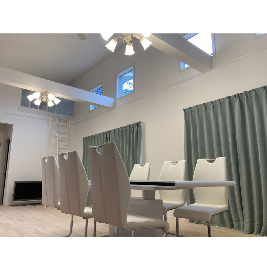 シスクホーム 【平屋/1000万円台/輸入住宅/ウッドデッキ/窓のあるロフト】美しいブルーのアメリカンテイストの家の建築実例画像2