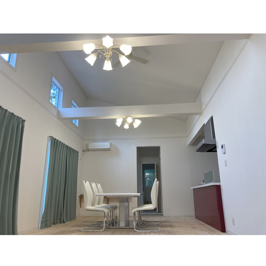 シスクホーム 【平屋/1000万円台/輸入住宅/ウッドデッキ/窓のあるロフト】美しいブルーのアメリカンテイストの家の建築実例画像4