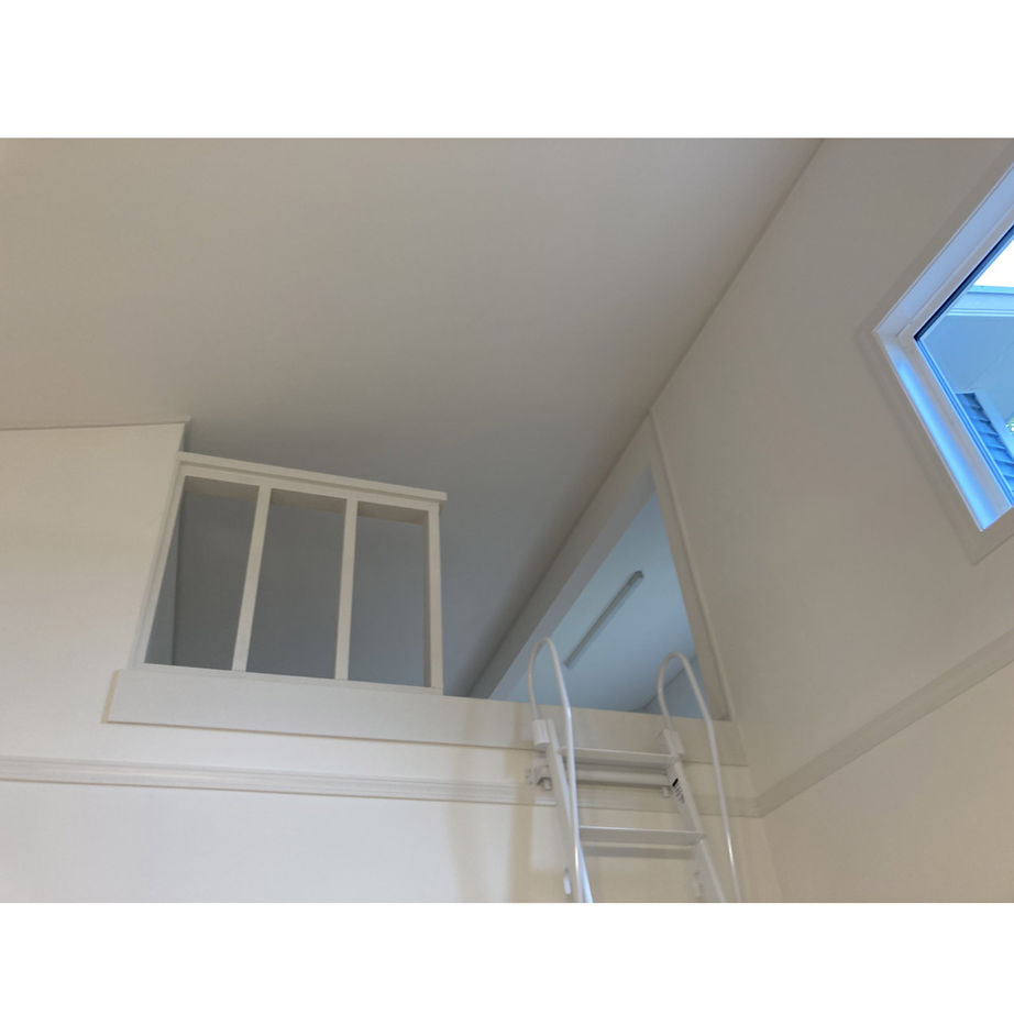 シスクホーム 【平屋/1000万円台/輸入住宅/ウッドデッキ/窓のあるロフト】美しいブルーのアメリカンテイストの家の建築実例画像8