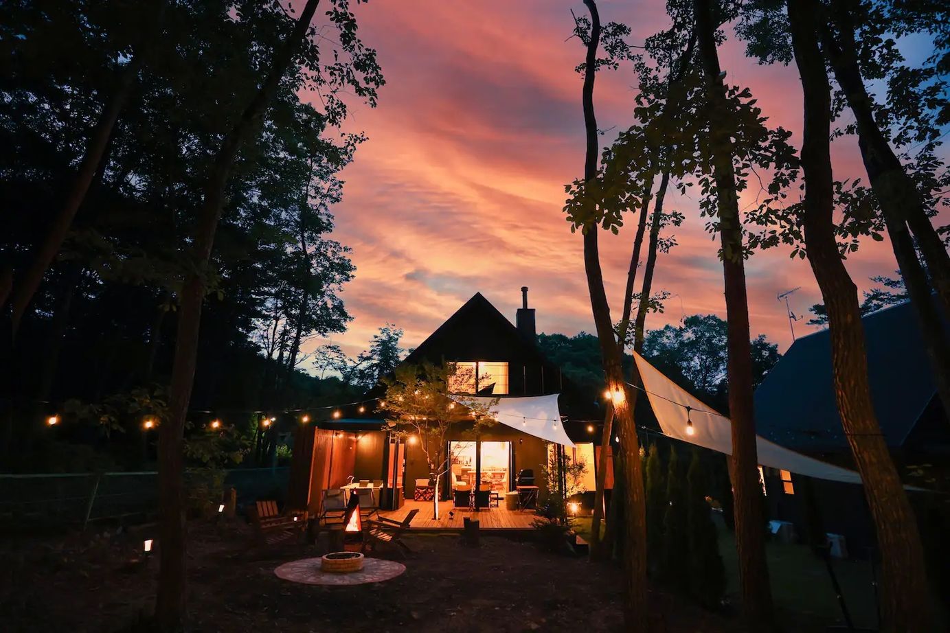 シスクホーム 【サウナ/ヒノキ風呂/薪ストーブ/ウッドデッキ/ペットと暮らす】自然を満喫する森と過ごす家の建築実例画像2