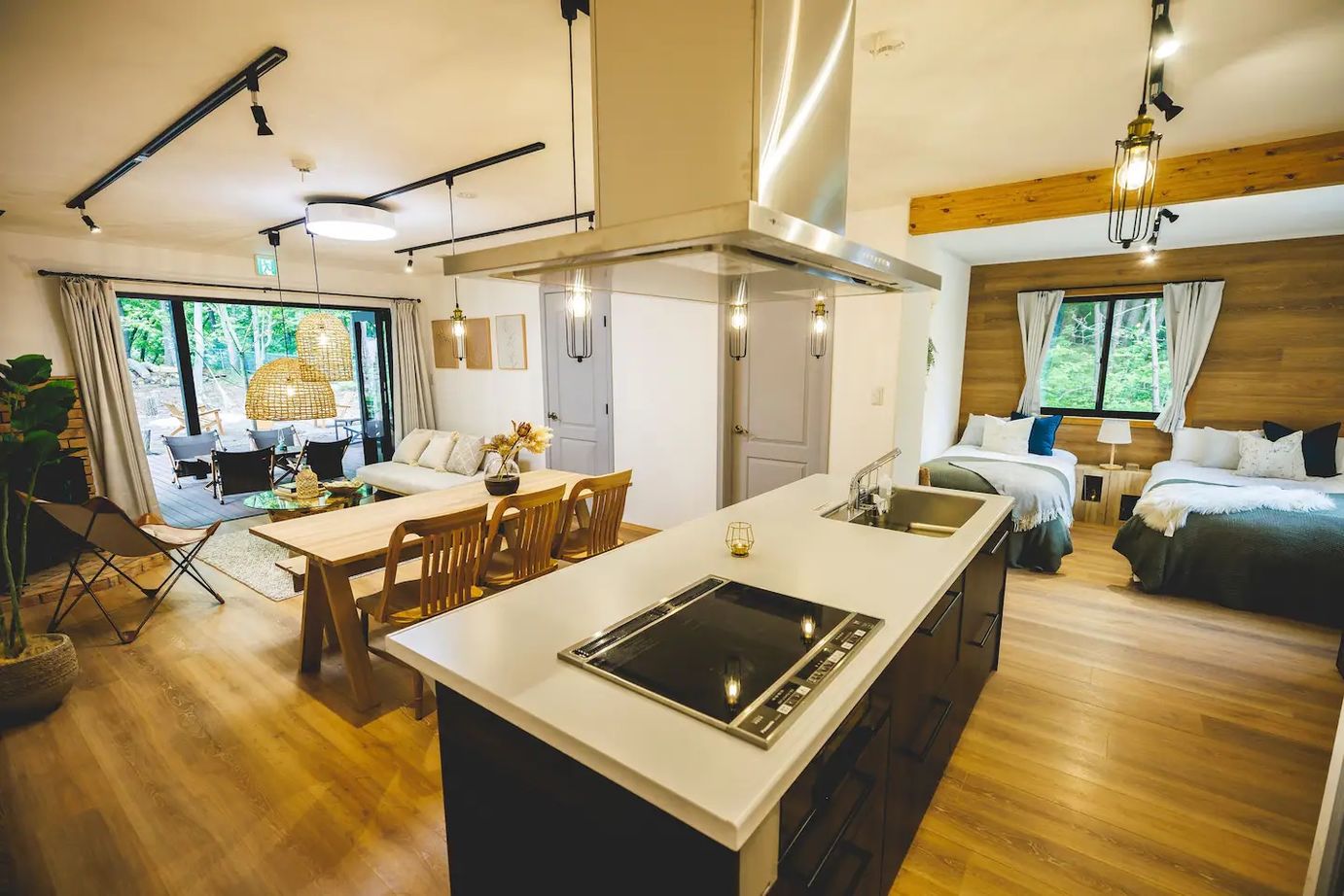 シスクホーム 【サウナ/ヒノキ風呂/薪ストーブ/ウッドデッキ/ペットと暮らす】自然を満喫する森と過ごす家の建築実例画像3