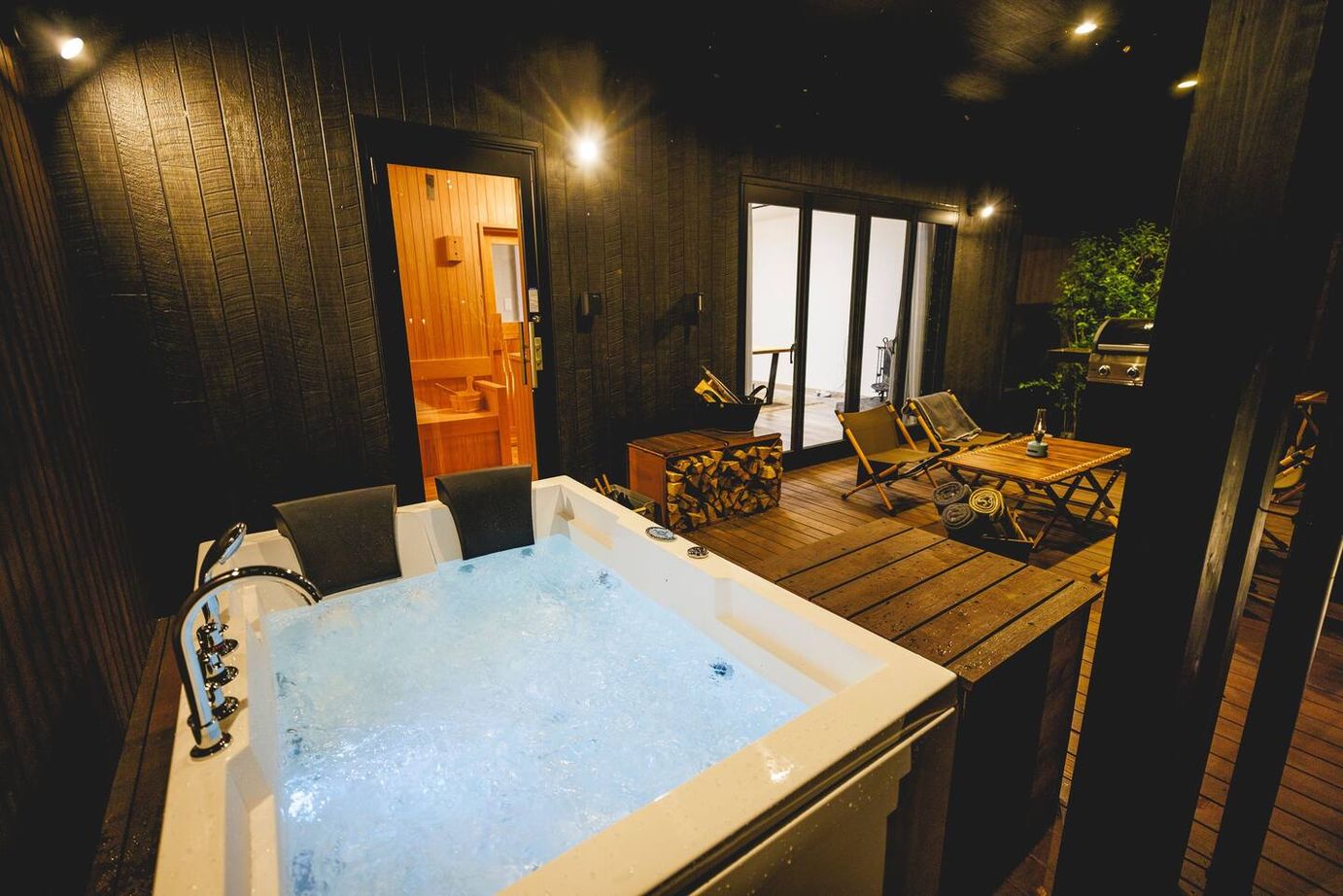 シスクホーム 【サウナ/ヒノキ風呂/薪ストーブ/ウッドデッキ/ペットと暮らす】自然を満喫する森と過ごす家の建築実例画像6