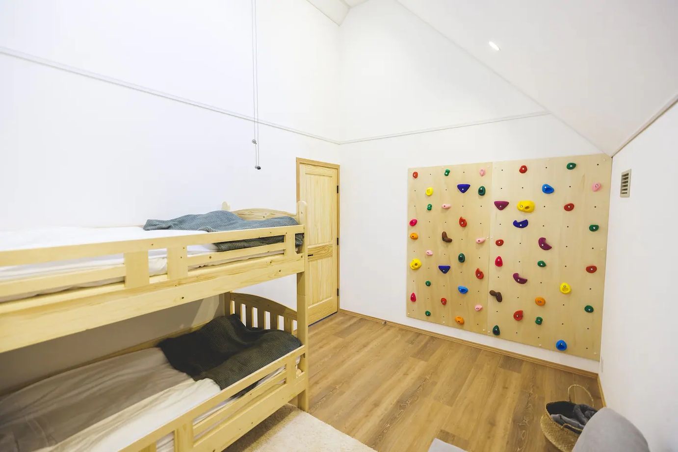 シスクホーム 【サウナ/ヒノキ風呂/薪ストーブ/ウッドデッキ/ペットと暮らす】自然を満喫する森と過ごす家の建築実例画像10