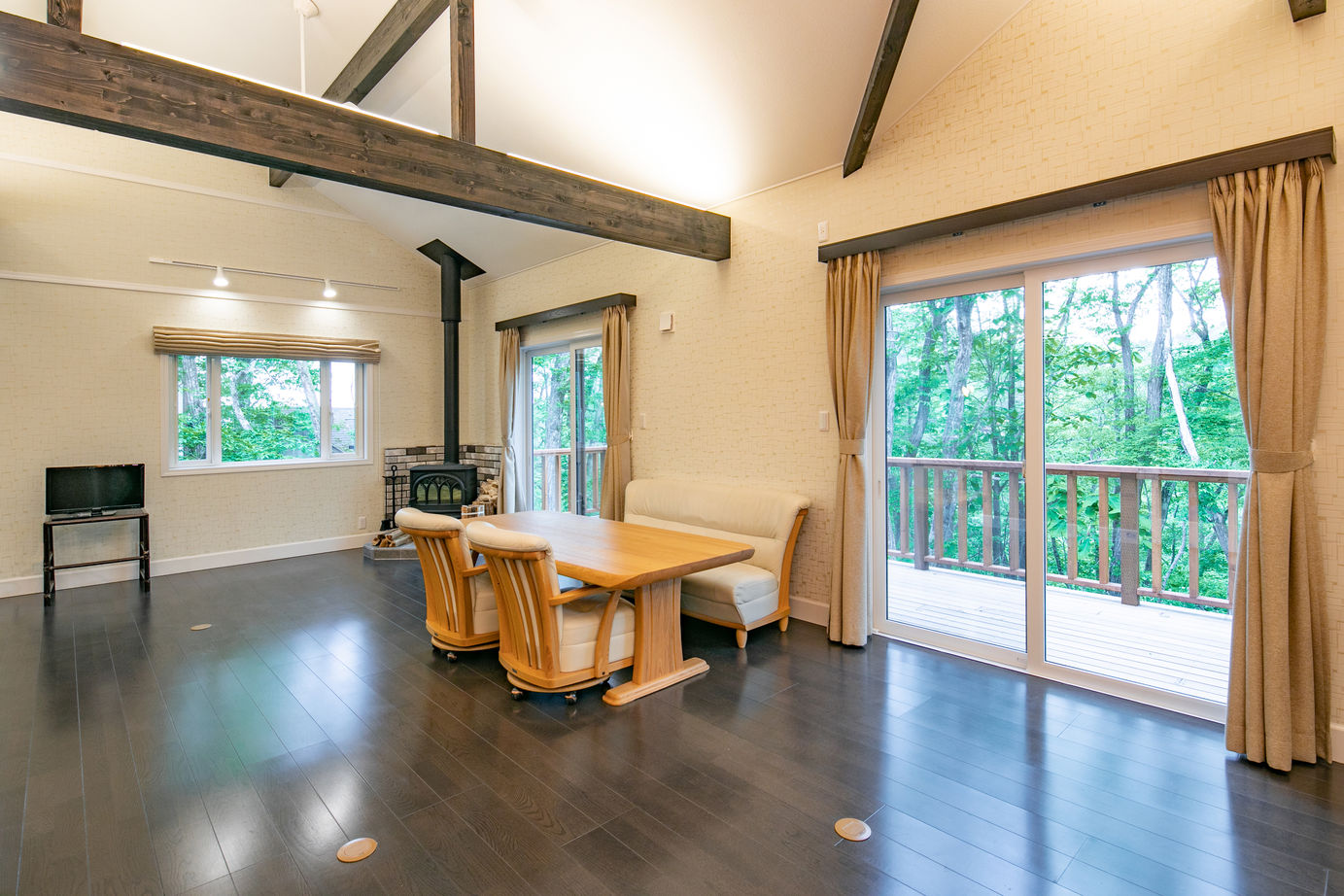 シスクホーム 【平屋/高気密・高断熱/ウッドデッキ/薪ストーブ】鳥のさえずりを聞きながら、木々の中で過ごす家の建築実例画像3