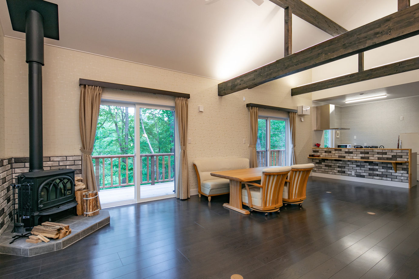 シスクホーム 【平屋/高気密・高断熱/ウッドデッキ/薪ストーブ】鳥のさえずりを聞きながら、木々の中で過ごす家の建築実例画像4