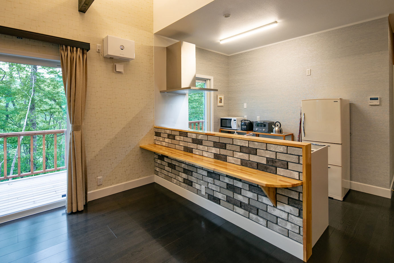 シスクホーム 【平屋/高気密・高断熱/ウッドデッキ/薪ストーブ】鳥のさえずりを聞きながら、木々の中で過ごす家の建築実例画像6