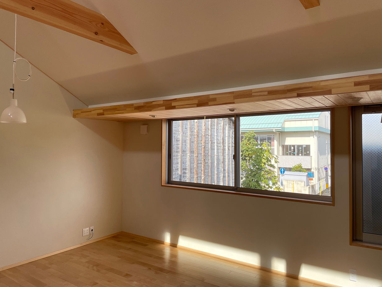 やすら木ほーむ（五藤社寺建設） 【岐阜市×無垢材×珪藻土×狭小地】間口6ｍの狭小地でも２階リビング＆スキップフロアで収納もいっぱい！の建築実例画像4