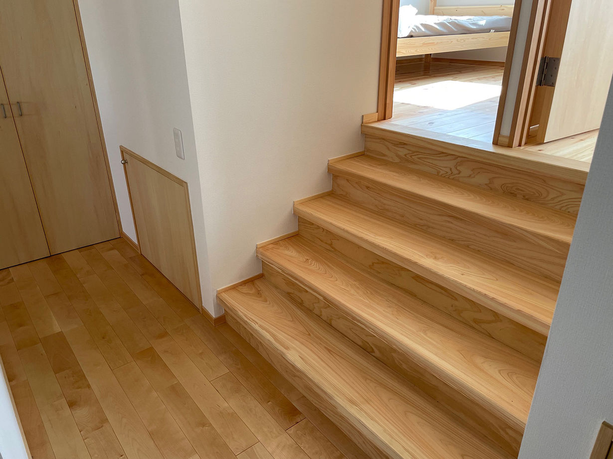 やすら木ほーむ（五藤社寺建設） 【岐阜市×無垢材×珪藻土×狭小地】間口6ｍの狭小地でも２階リビング＆スキップフロアで収納もいっぱい！の建築実例画像6