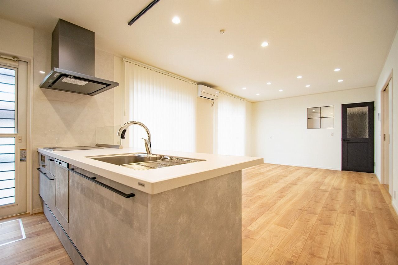 ファイブイズホーム 【坪単価46.1万円】スタイリッシュな外観とナチュラルな内観。好みのスタイルで理想を叶える/店舗併用住宅の建築実例画像3