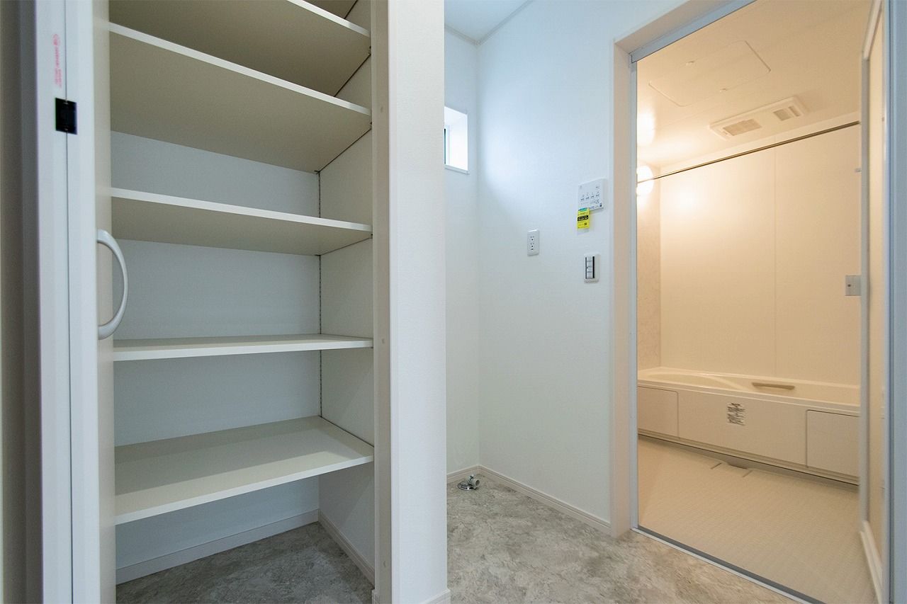 ファイブイズホーム 【坪単価46.1万円】スタイリッシュな外観とナチュラルな内観。好みのスタイルで理想を叶える/店舗併用住宅の建築実例画像5