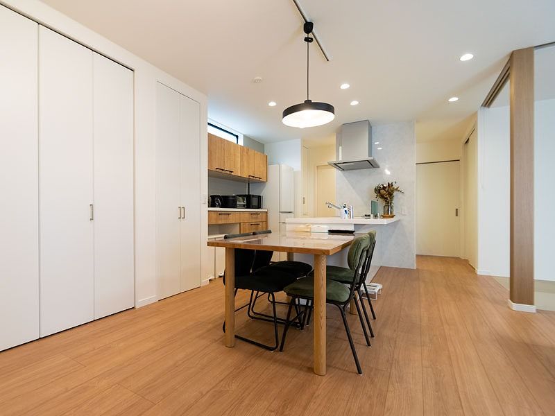 ファイブイズホーム 【坪単価50.4万円】キッチンを中心にしたLDK。緩やかに家事スペースと寛ぎ空間をゾーニングした住まいの建築実例画像2