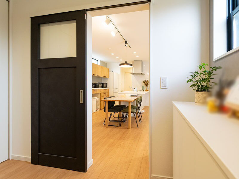 ファイブイズホーム 【坪単価50.4万円】キッチンを中心にしたLDK。緩やかに家事スペースと寛ぎ空間をゾーニングした住まいの建築実例画像3