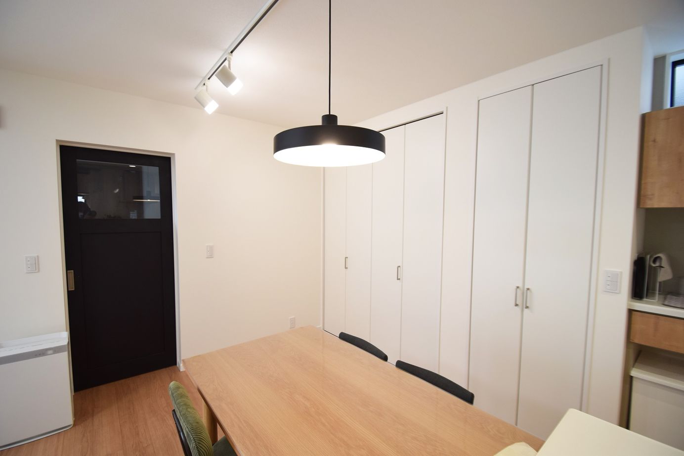 ファイブイズホーム 【坪単価50.4万円】キッチンを中心にしたLDK。緩やかに家事スペースと寛ぎ空間をゾーニングした住まいの建築実例画像6