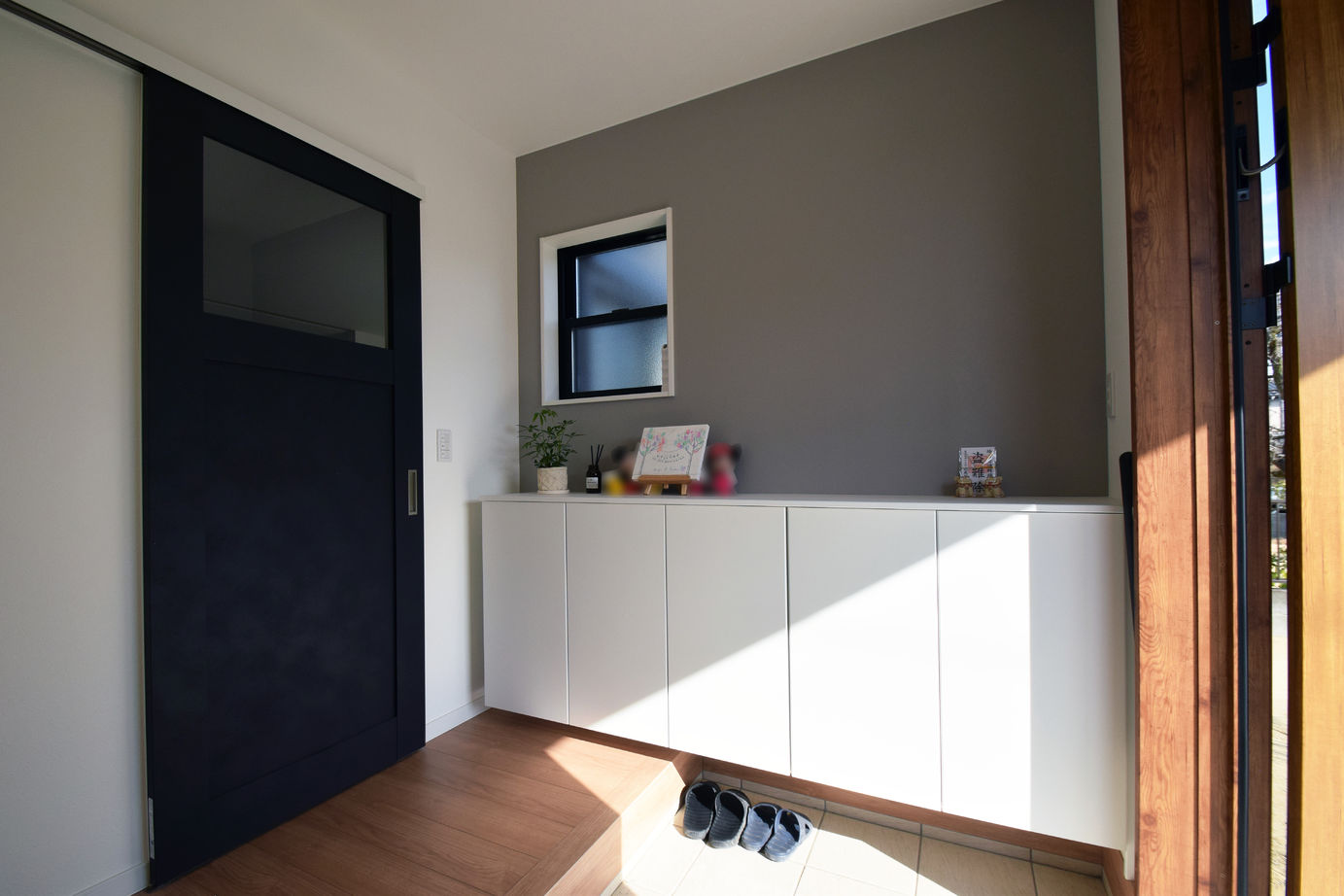 ファイブイズホーム 【坪単価50.4万円】キッチンを中心にしたLDK。緩やかに家事スペースと寛ぎ空間をゾーニングした住まいの建築実例画像9