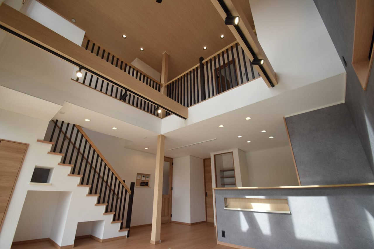 ファイブイズホーム 【坪単価60.0万円】吹き抜けと畳コーナーがあるリビングで、家族がくつろぐ住まいの建築実例画像