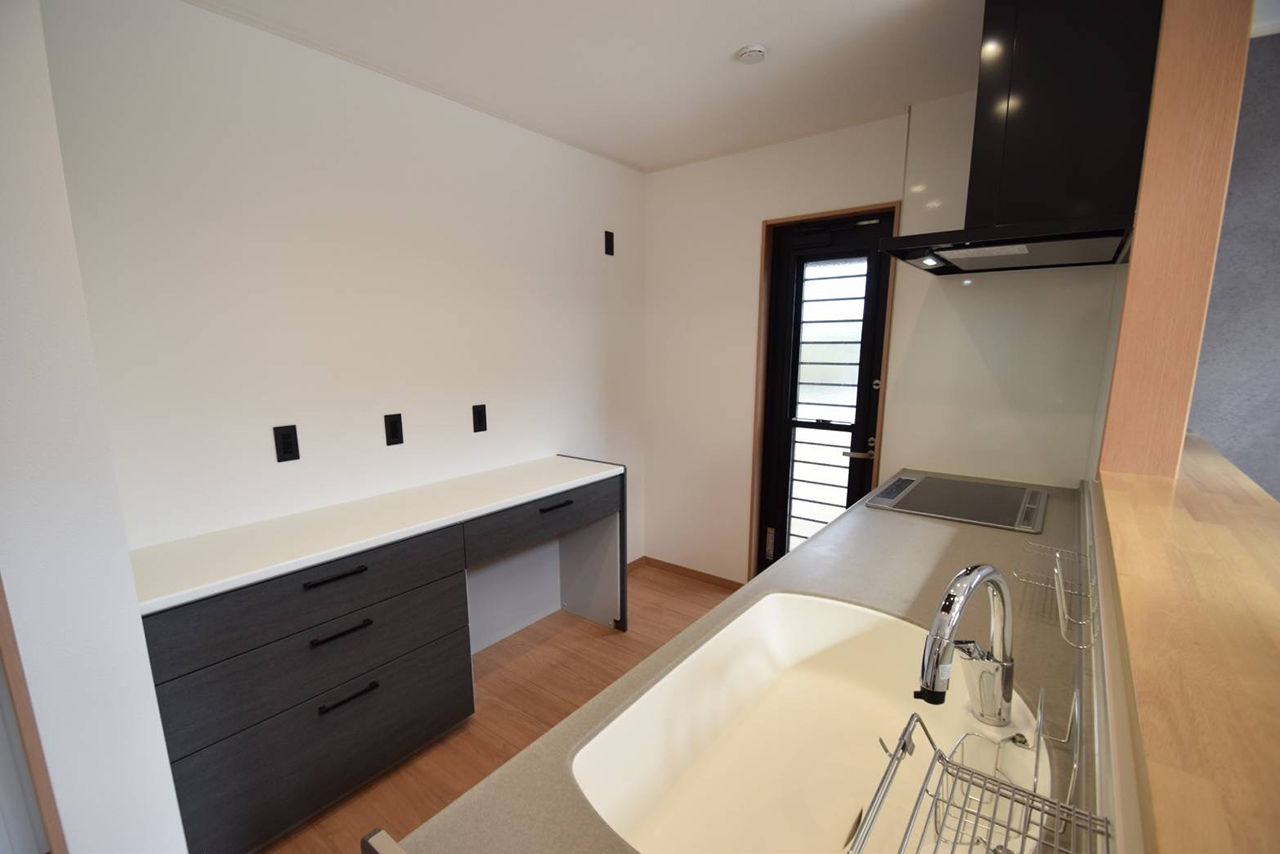 ファイブイズホーム 【坪単価60.0万円】吹き抜けと畳コーナーがあるリビングで、家族がくつろぐ住まいの建築実例画像2