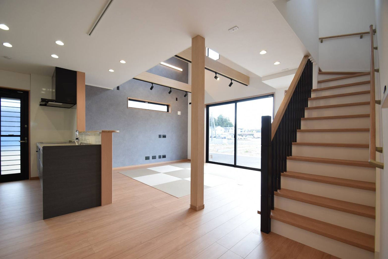 ファイブイズホーム 【坪単価60.0万円】吹き抜けと畳コーナーがあるリビングで、家族がくつろぐ住まいの建築実例画像4