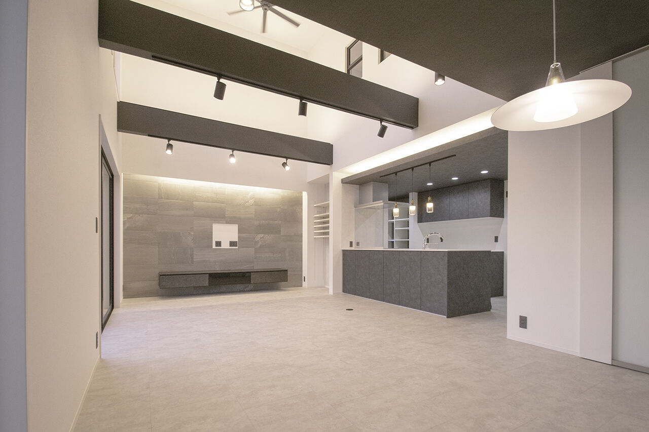 ファイブイズホーム 【坪単価64万円】吹抜け×化粧梁で開放的なリビング。ワンフロア完結のホテルライクな住まいの建築実例画像2