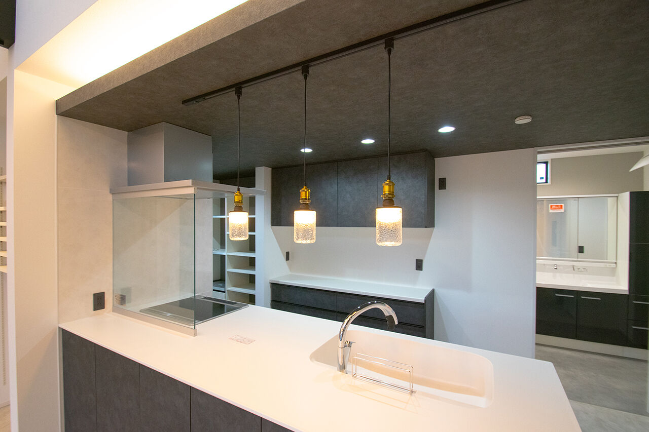 ファイブイズホーム 【坪単価64万円】吹抜け×化粧梁で開放的なリビング。ワンフロア完結のホテルライクな住まいの建築実例画像3